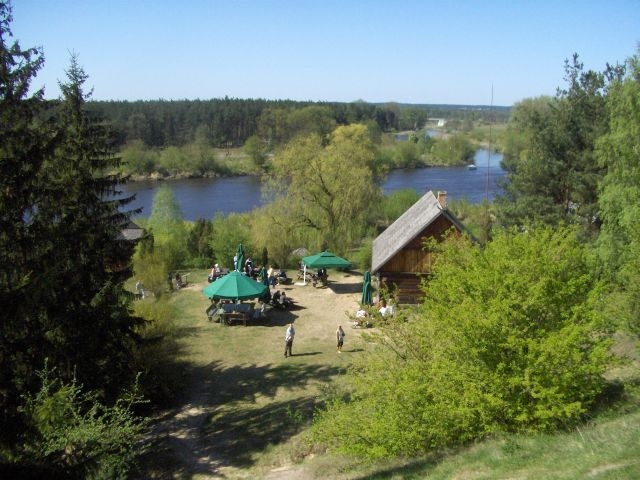 Skansen w Nowogrodzie - Widok na Karczmę