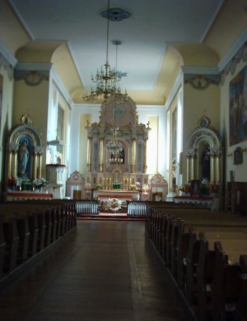 Ołtarz w kościele w Płoniawach.