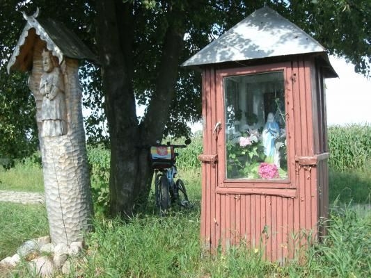 Nad Rozogą - rzeźba oraz kapliczka