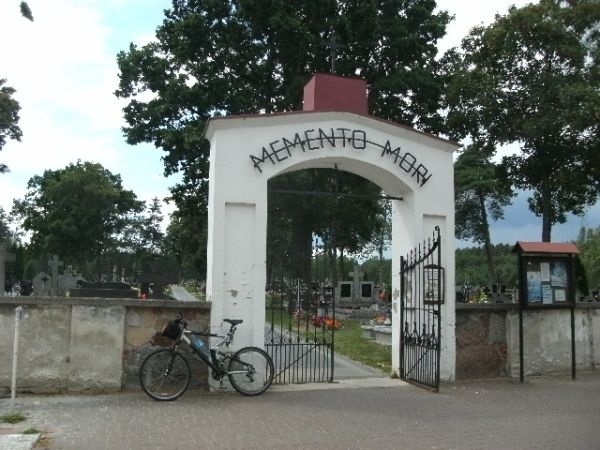 Poręba - brama cmentarna