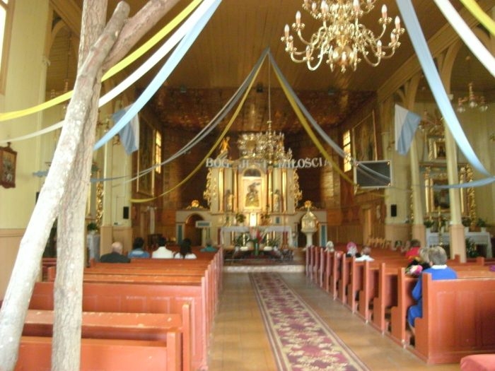 Brodowe Łąki - kościół-ołtarz główny