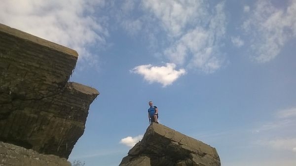 Na przewróconym na grzbiet tradytorze artyleryjskim