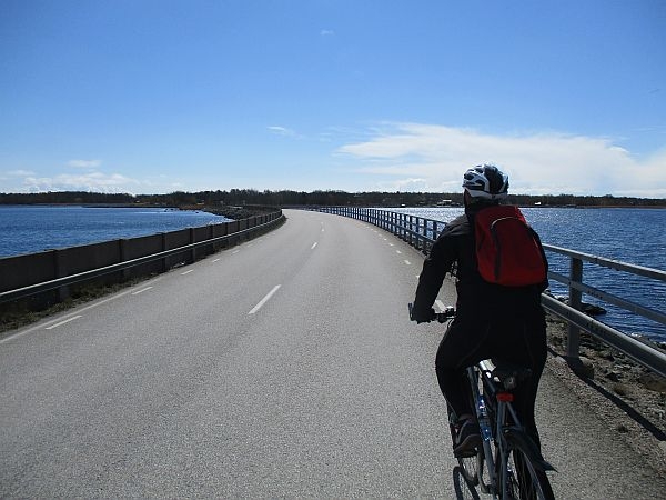 Grobla ze zwodzonym mostem między wyspami Almö i Hasslö