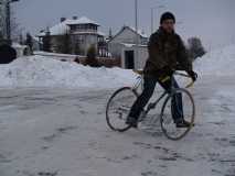 Panzer udowadnia że kolarka trzyma się śniegu
